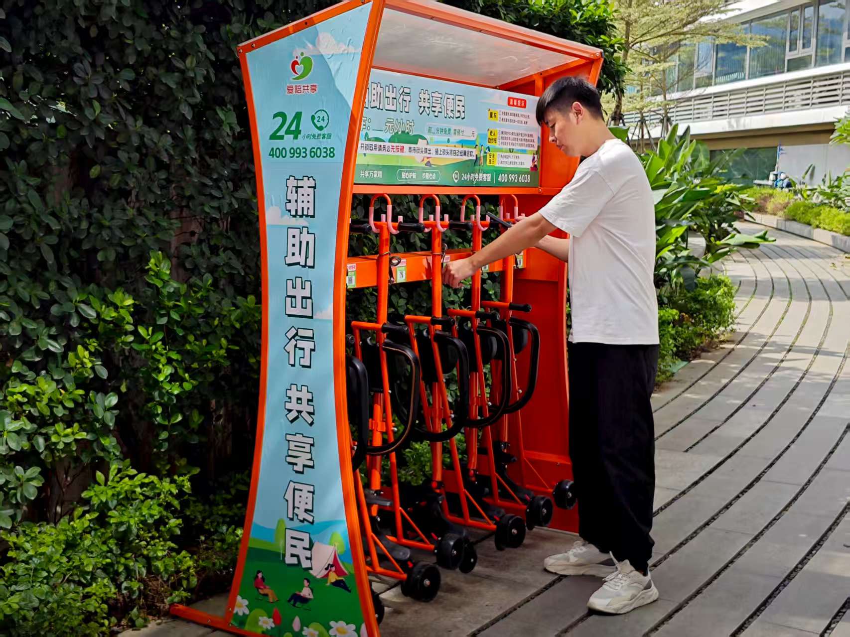 帶娃逛景區(qū)怕折騰?愛陪共享童車入駐,遛娃輕松沒負擔(dān)!
